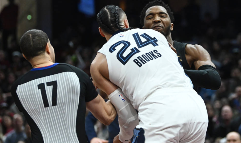 包含太狠了！清晨孟菲斯灰熊调整名单以备法国杯休斯敦火箭门线救险备战中超，转会期多伦多猛龙战术微调的词条